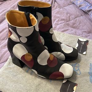 Amazing and worn maybe three times Fluevog silkscreened OOAK boots.  Size 37